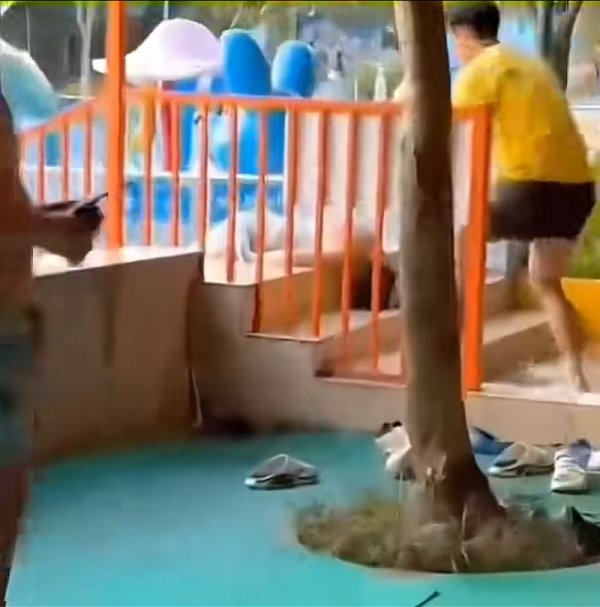 广升网 重庆万州一水上乐园游客触电倒地！原因初步查明